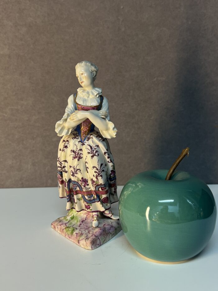 Très belle et ancienne statuette en porcelaine de la manufacture de Meissen XVIIIe siècle