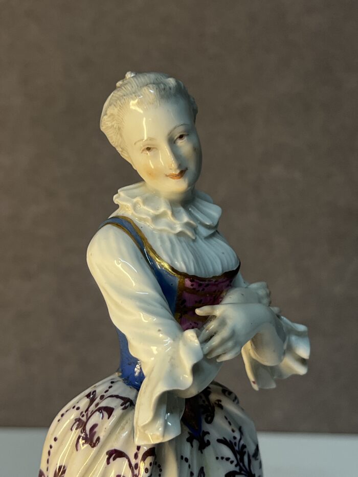 Très belle et ancienne statuette en porcelaine de la manufacture de Meissen XVIIIe siècle