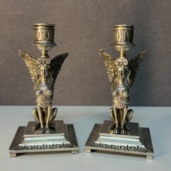 Paire de chandeliers en bronze massif, sphinx ailé, époque XIXe siècle