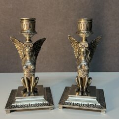 Paire de chandeliers en bronze massif, sphinx ailé, époque XIXe siècle