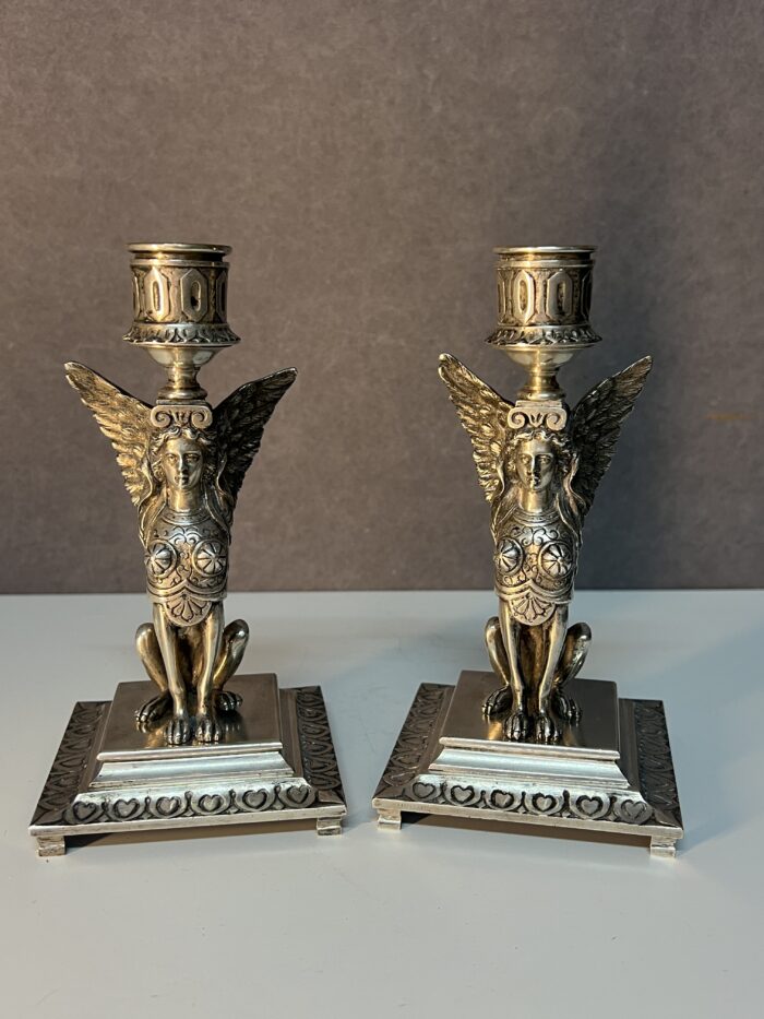Paire de chandeliers en bronze massif, sphinx ailé, époque XIXe siècle