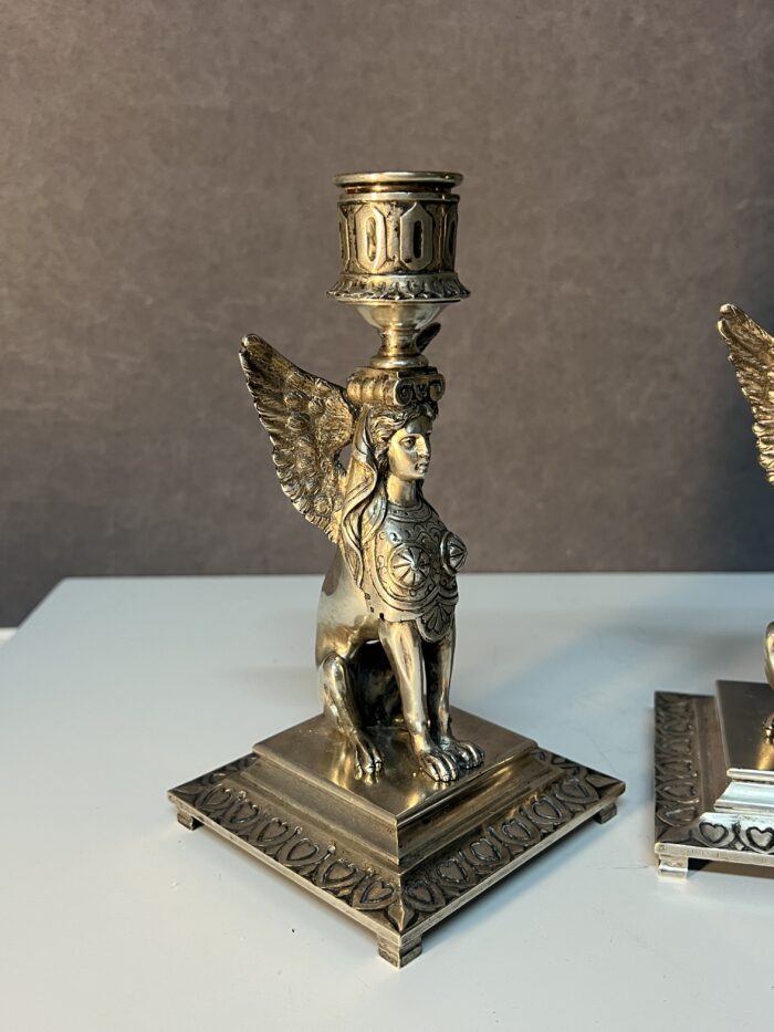 Paire de chandeliers en bronze massif, sphinx ailé, époque XIXe siècle