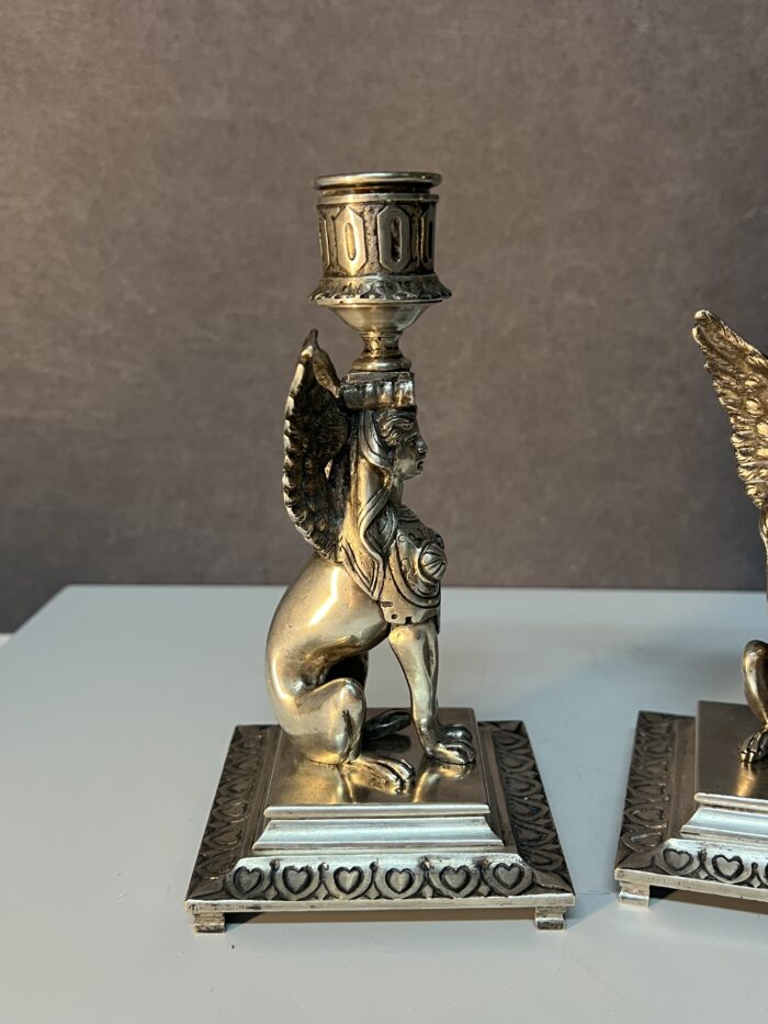 Paire de chandeliers en bronze massif, sphinx ailé, époque XIXe siècle