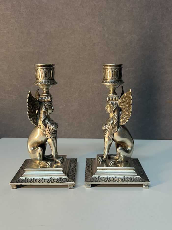 Paire de chandeliers en bronze massif, sphinx ailé, époque XIXe siècle