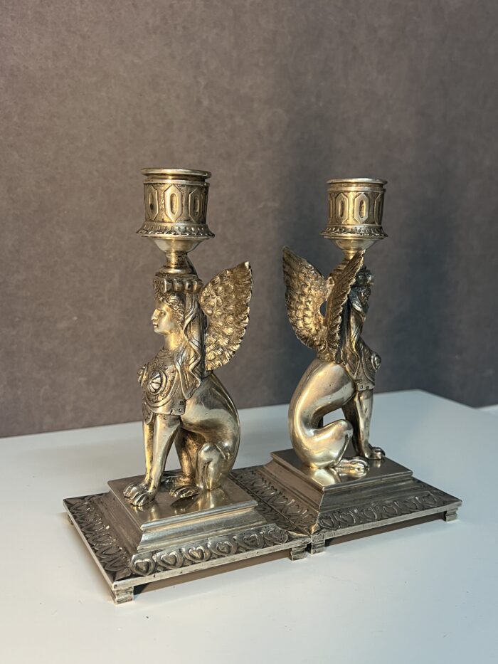 Paire de chandeliers en bronze massif, sphinx ailé, époque XIXe siècle