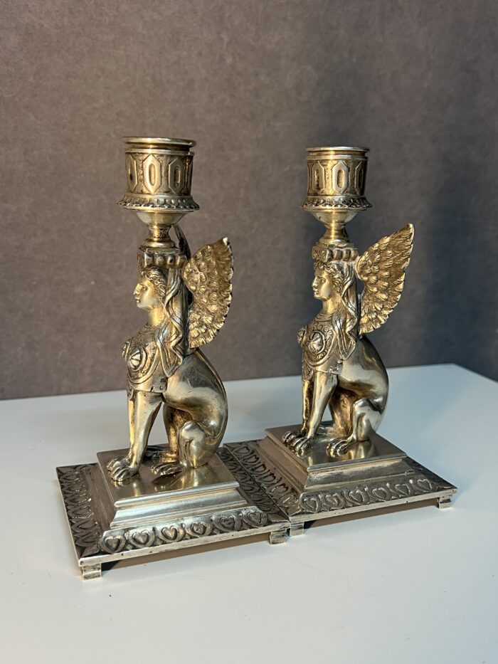 Paire de chandeliers en bronze massif, sphinx ailé, époque XIXe siècle