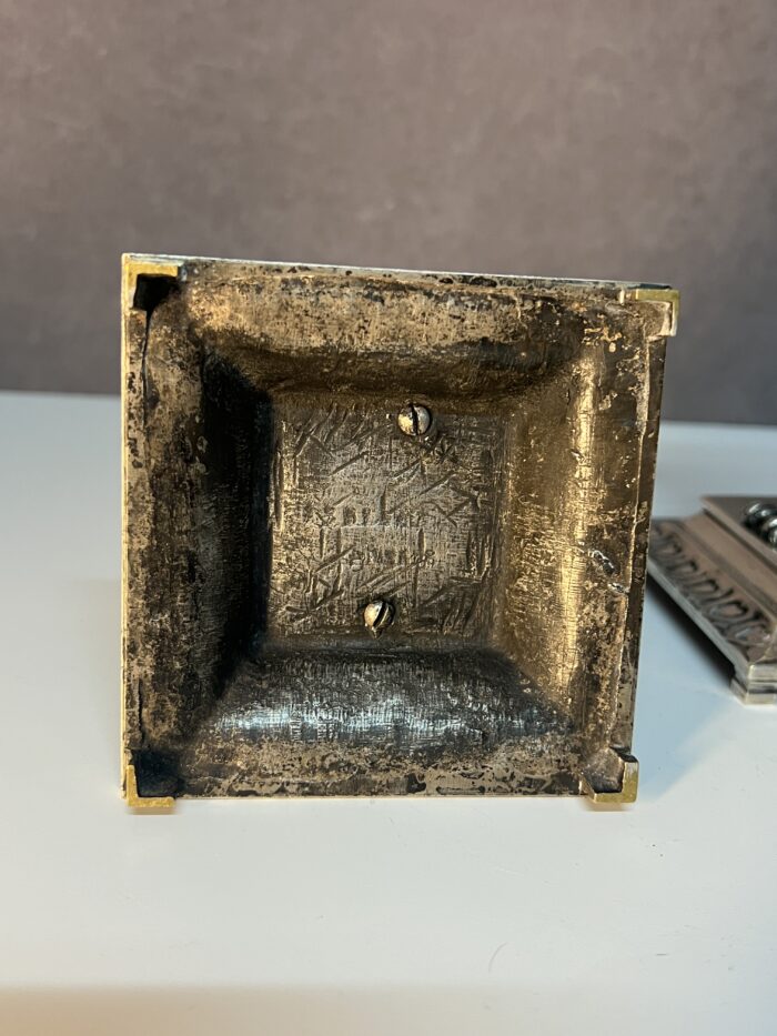 Paire de chandeliers en bronze massif, sphinx ailé, époque XIXe siècle