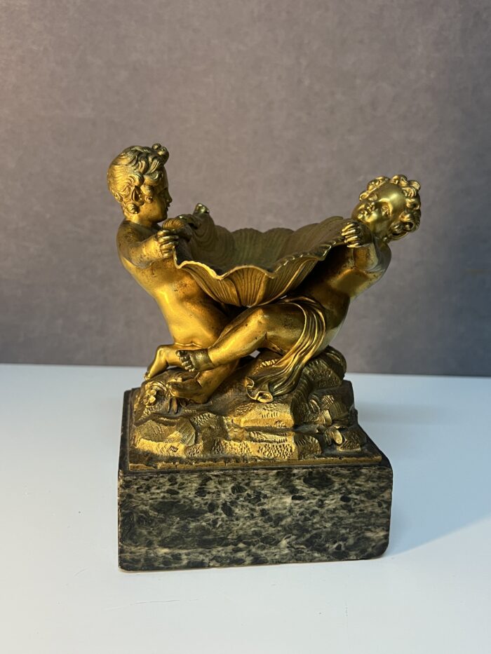 Sculpture en bronze doré XIXe siècle représentant deux enfants tenant une coquille