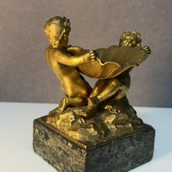 Sculpture en bronze doré XIXe siècle représentant deux enfants tenant une coquille