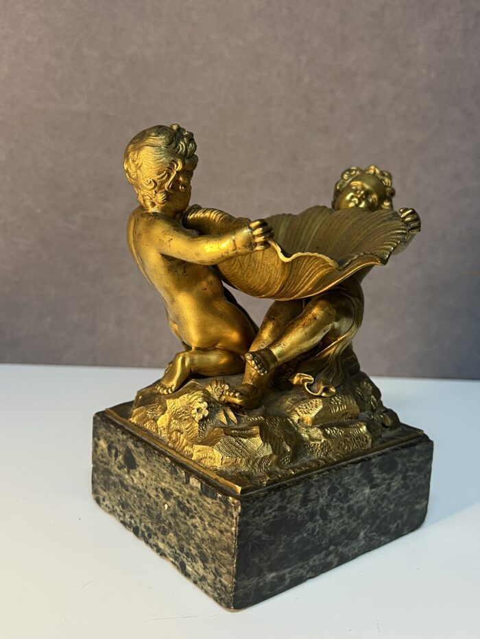 Sculpture en bronze doré XIXe siècle représentant deux enfants tenant une coquille