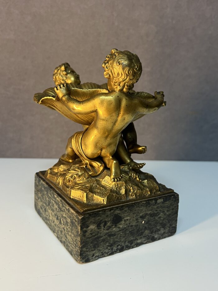 Sculpture en bronze doré XIXe siècle représentant deux enfants tenant une coquille