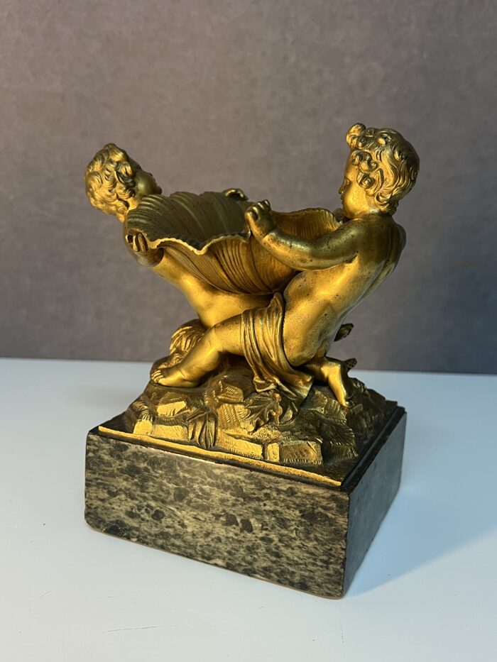 Sculpture en bronze doré XIXe siècle représentant deux enfants tenant une coquille