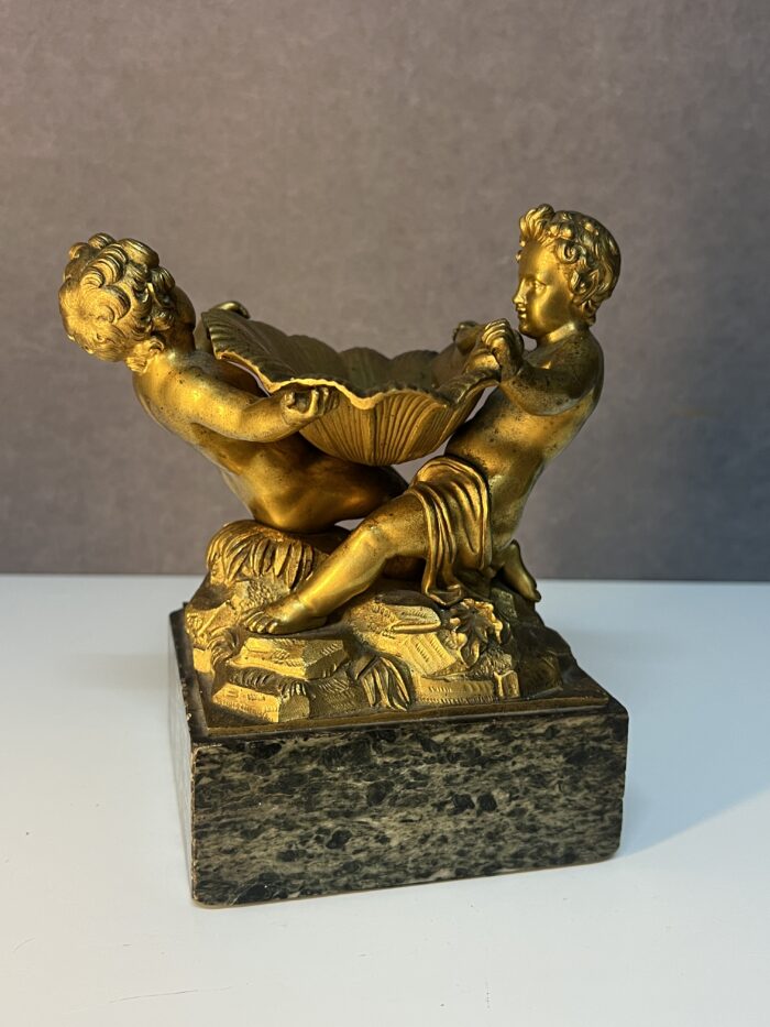 Sculpture en bronze doré XIXe siècle représentant deux enfants tenant une coquille