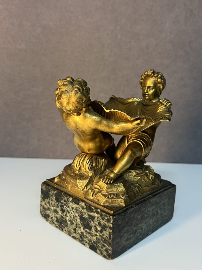 Sculpture en bronze doré XIXe siècle représentant deux enfants tenant une coquille
