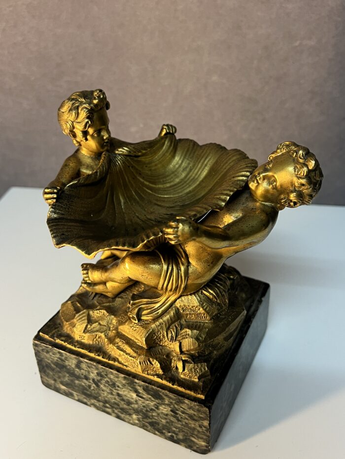 Sculpture en bronze doré XIXe siècle représentant deux enfants tenant une coquille