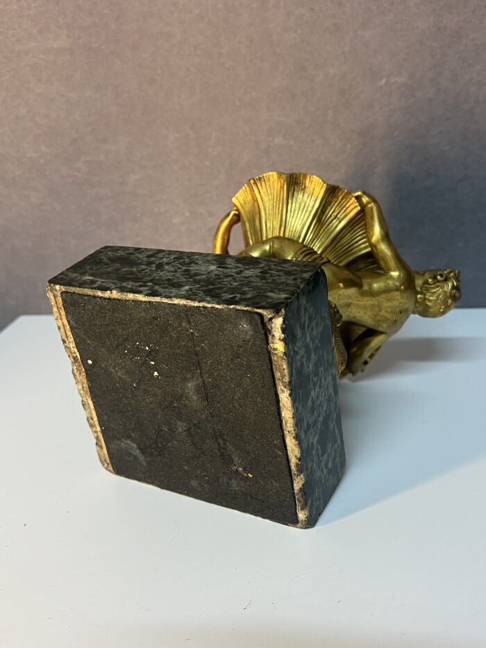Sculpture en bronze doré XIXe siècle représentant deux enfants tenant une coquille