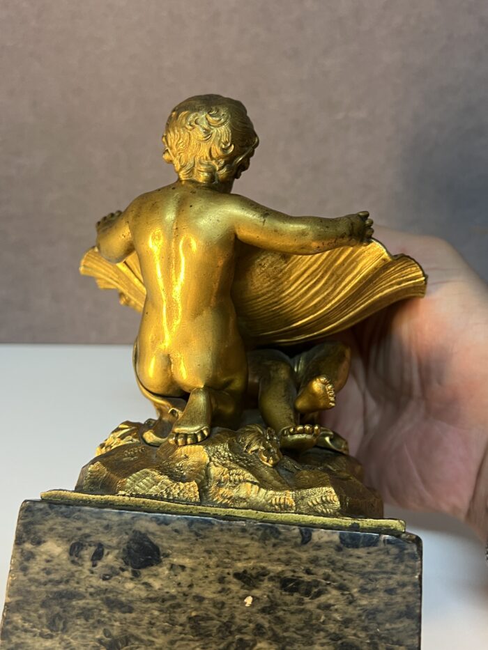 Sculpture en bronze doré XIXe siècle représentant deux enfants tenant une coquille