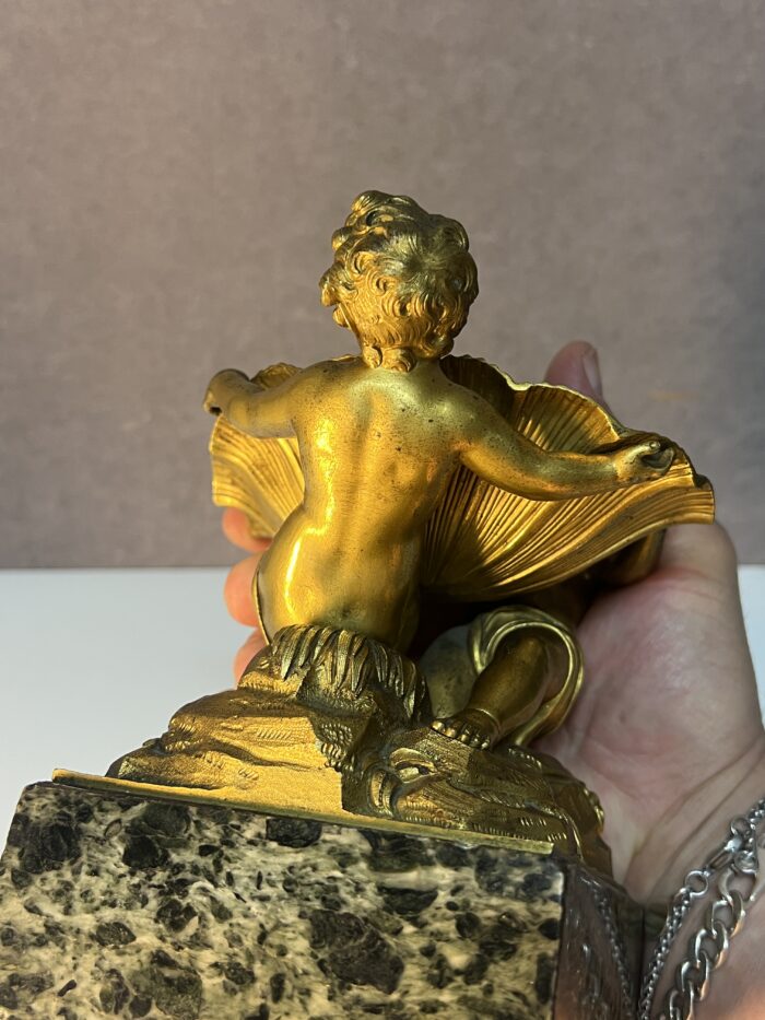 Sculpture en bronze doré XIXe siècle représentant deux enfants tenant une coquille