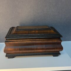Coffret à système de mariage en bois sculpté, compartiments secret époque 17e siècle