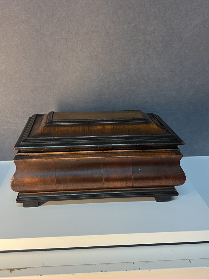Coffret à système de mariage en bois sculpté, compartiments secret époque 17e siècle