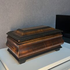 Coffret à système de mariage en bois sculpté, compartiments secret époque 17e siècle