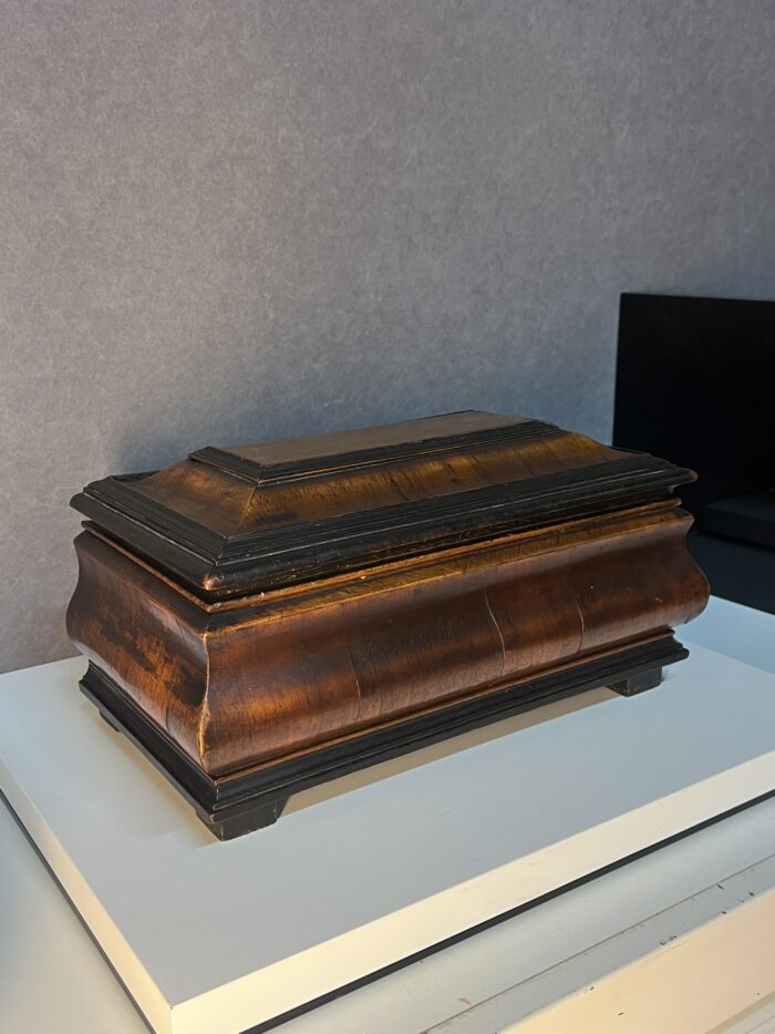 Coffret à système de mariage en bois sculpté, compartiments secret époque 17e siècle