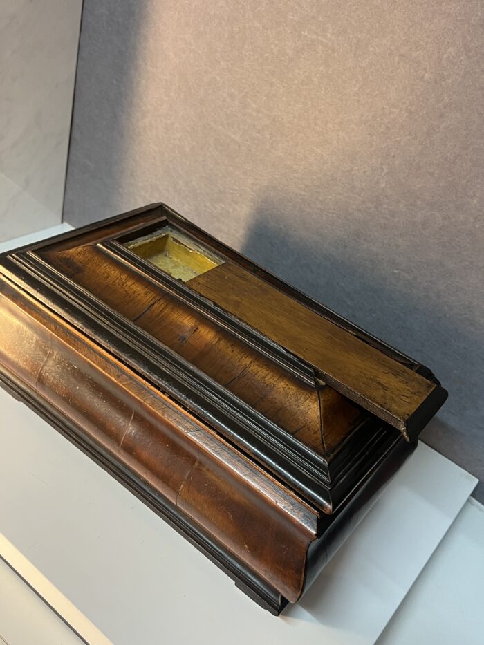 Coffret à système de mariage en bois sculpté, compartiments secret époque 17e siècle