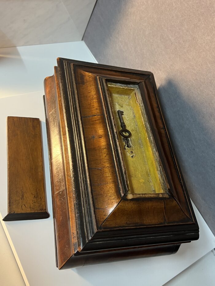 Coffret à système de mariage en bois sculpté, compartiments secret époque 17e siècle