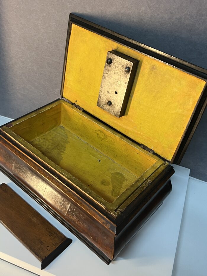 Coffret à système de mariage en bois sculpté, compartiments secret époque 17e siècle