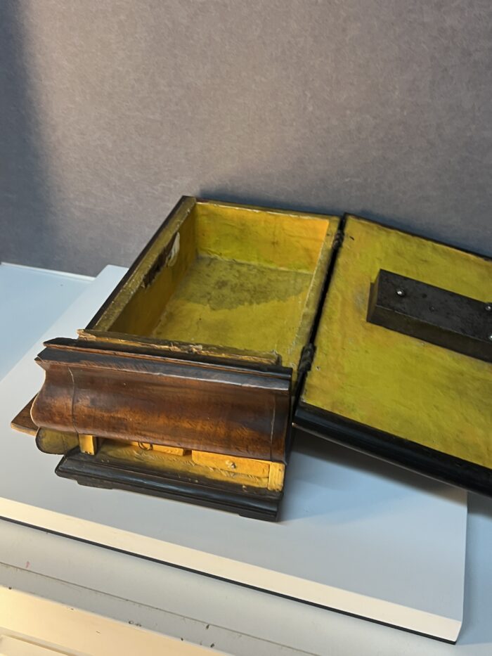 Coffret à système de mariage en bois sculpté, compartiments secret époque 17e siècle
