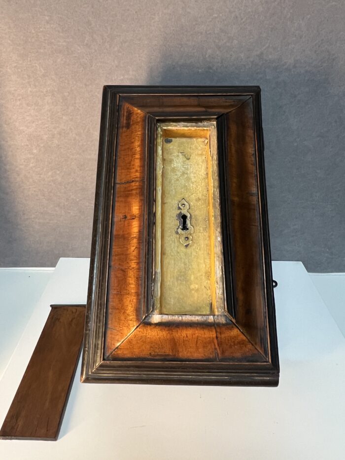 Coffret à système de mariage en bois sculpté, compartiments secret époque 17e siècle