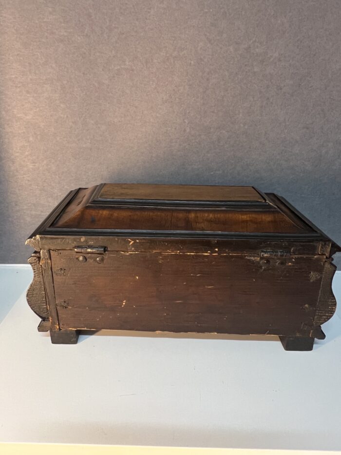 Coffret à système de mariage en bois sculpté, compartiments secret époque 17e siècle