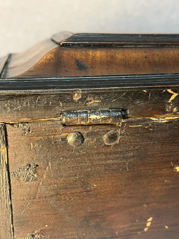 Coffret à système de mariage en bois sculpté, compartiments secret époque 17e siècle
