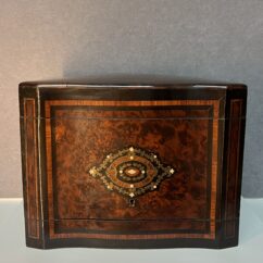 Cave à liqueur Napoléon III en bois de placage et cristal de Baccarat XIXe siècle