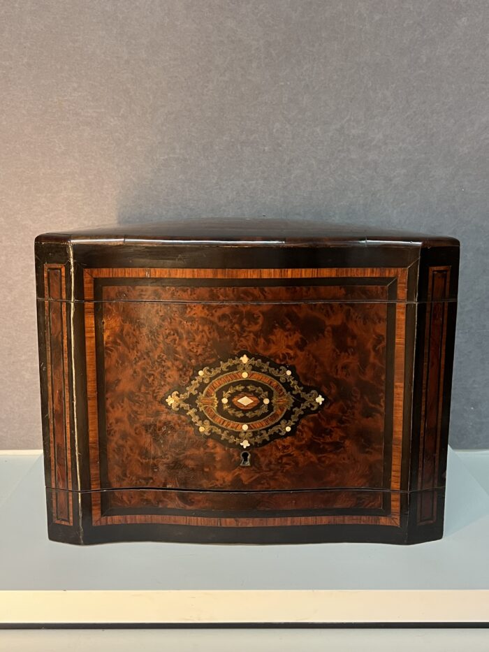 Cave à liqueur Napoléon III en bois de placage et cristal de Baccarat XIXe siècle