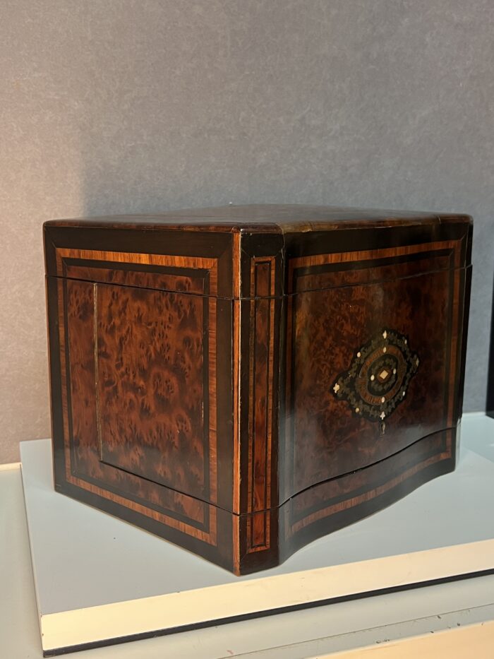 Cave à liqueur Napoléon III en bois de placage et cristal de Baccarat XIXe siècle