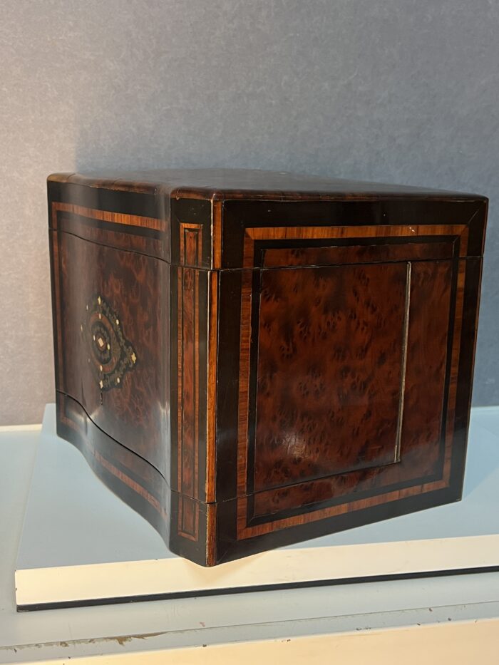 Cave à liqueur Napoléon III en bois de placage et cristal de Baccarat XIXe siècle