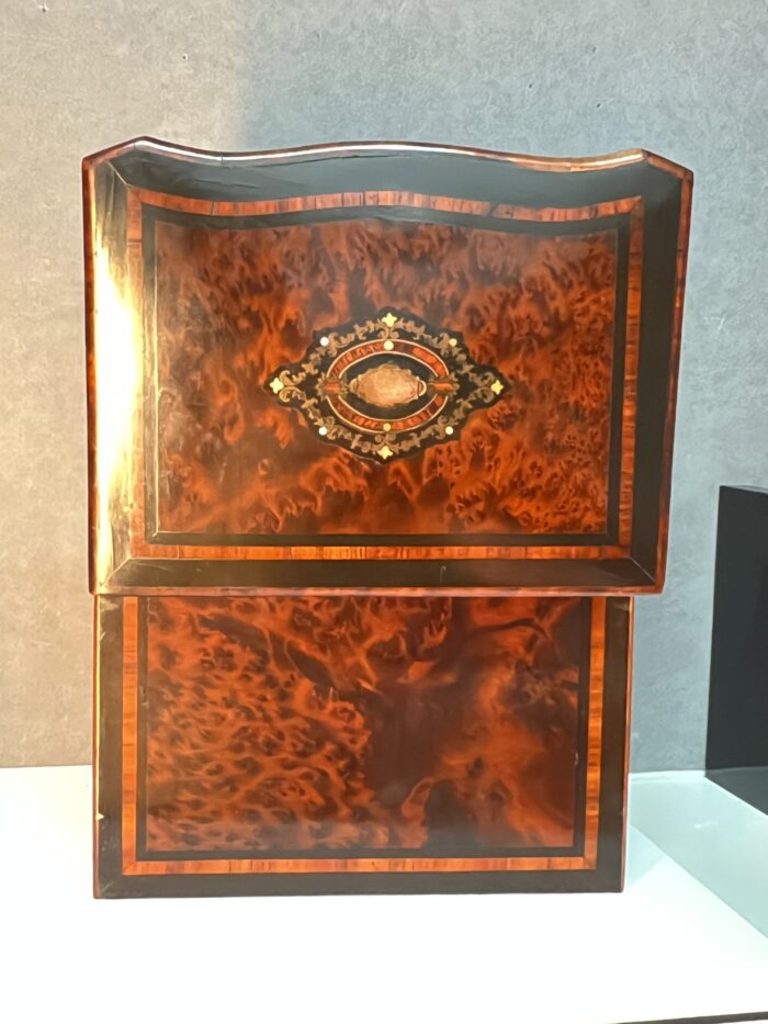 Cave à liqueur Napoléon III en bois de placage et cristal de Baccarat XIXe siècle
