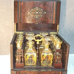 Cave à liqueur Napoléon III en bois de placage et cristal de Baccarat XIXe siècle