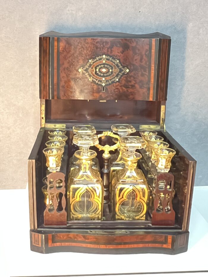 Cave à liqueur Napoléon III en bois de placage et cristal de Baccarat XIXe siècle