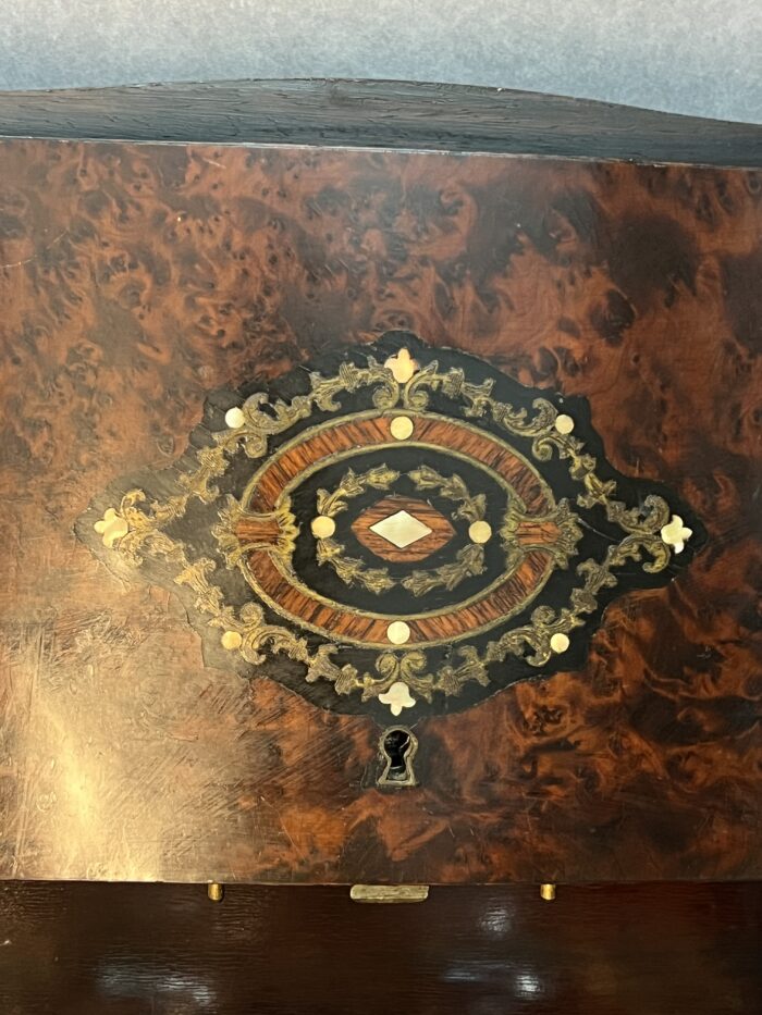 Cave à liqueur Napoléon III en bois de placage et cristal de Baccarat XIXe siècle