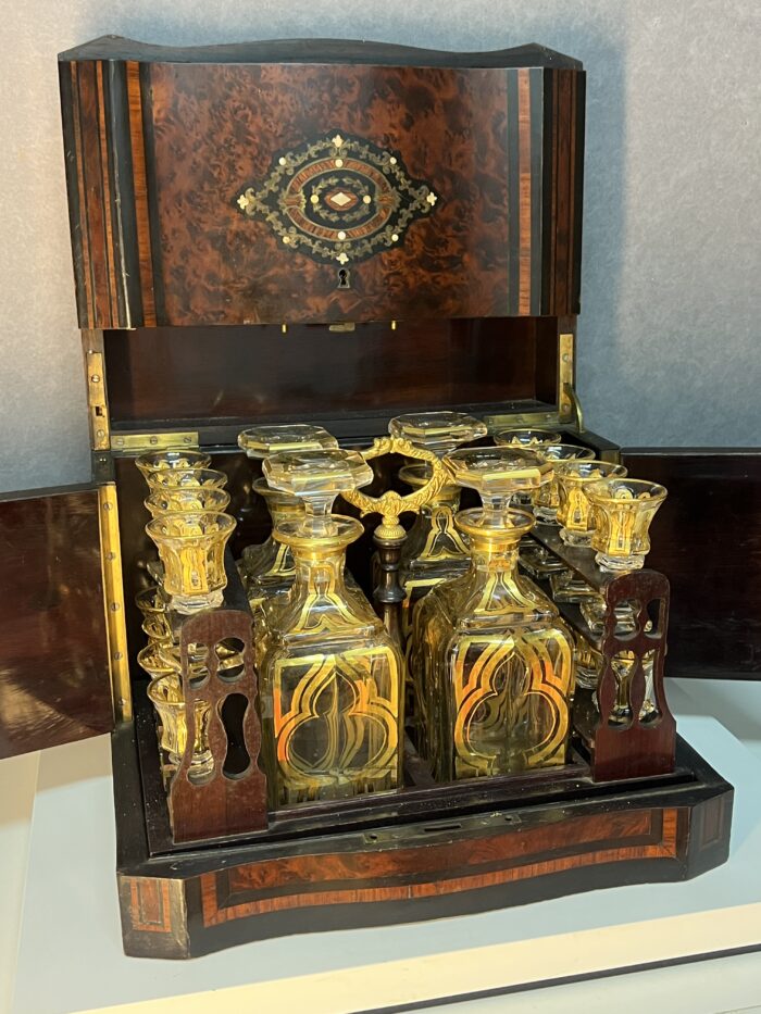 Cave à liqueur Napoléon III en bois de placage et cristal de Baccarat XIXe siècle