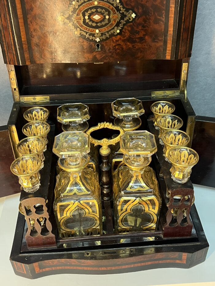 Cave à liqueur Napoléon III en bois de placage et cristal de Baccarat XIXe siècle