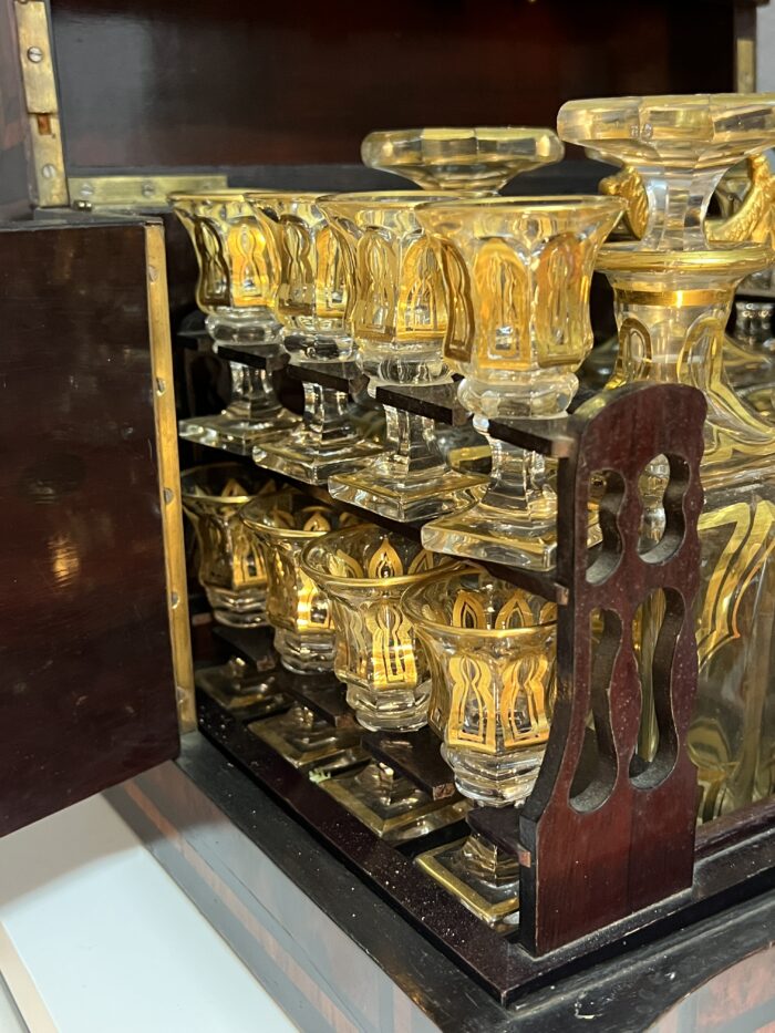 Cave à liqueur Napoléon III en bois de placage et cristal de Baccarat XIXe siècle