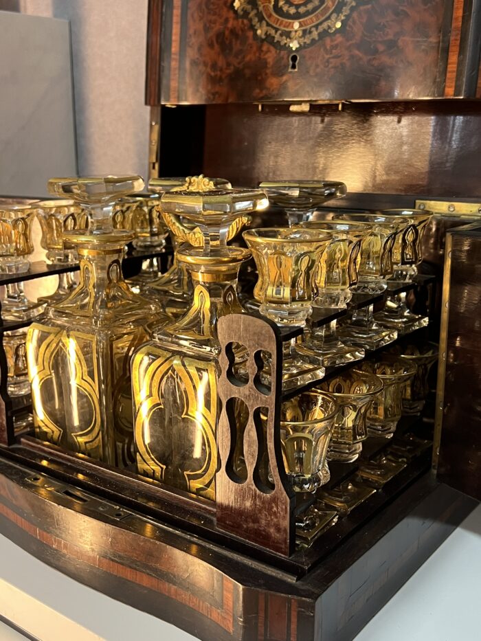 Cave à liqueur Napoléon III en bois de placage et cristal de Baccarat XIXe siècle