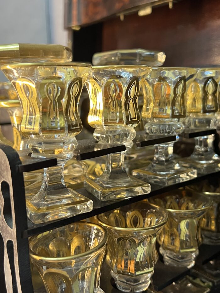 Cave à liqueur Napoléon III en bois de placage et cristal de Baccarat XIXe siècle