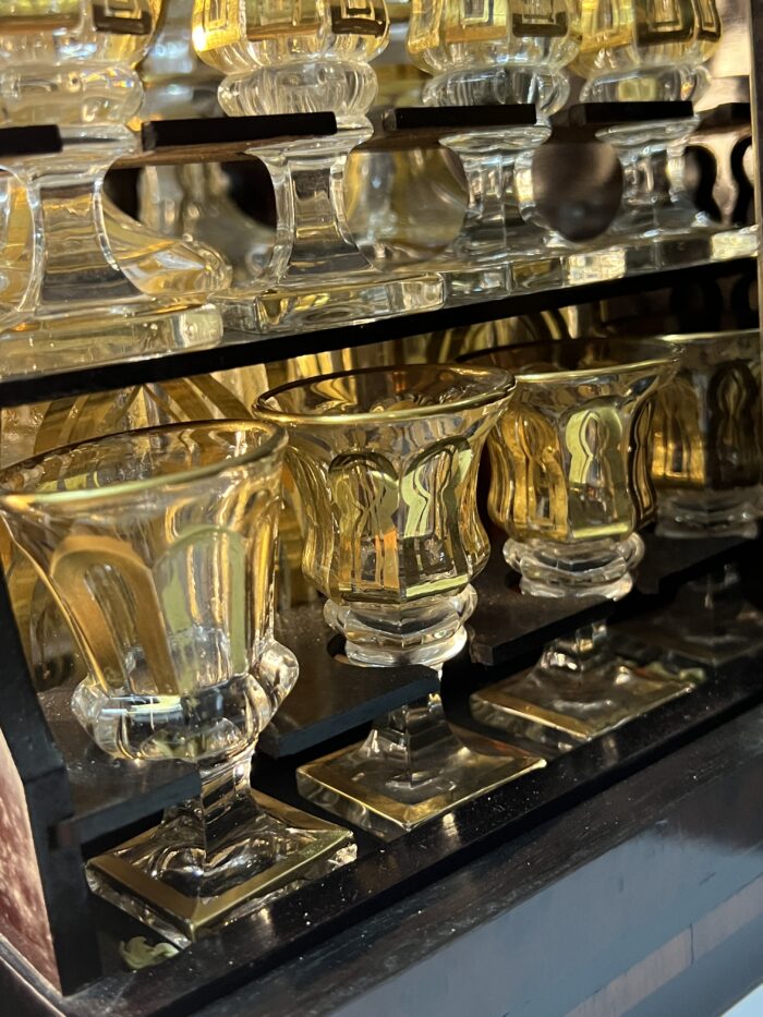 Cave à liqueur Napoléon III en bois de placage et cristal de Baccarat XIXe siècle