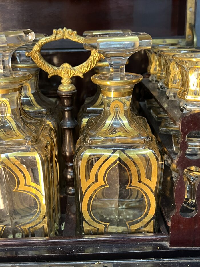 Cave à liqueur Napoléon III en bois de placage et cristal de Baccarat XIXe siècle