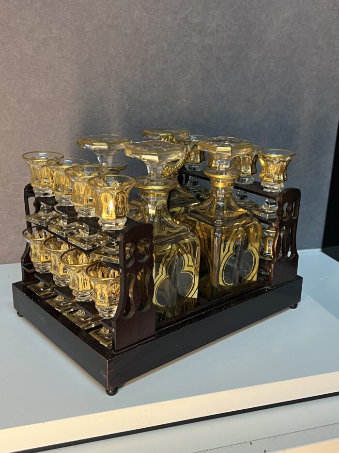 Cave à liqueur Napoléon III en bois de placage et cristal de Baccarat XIXe siècle