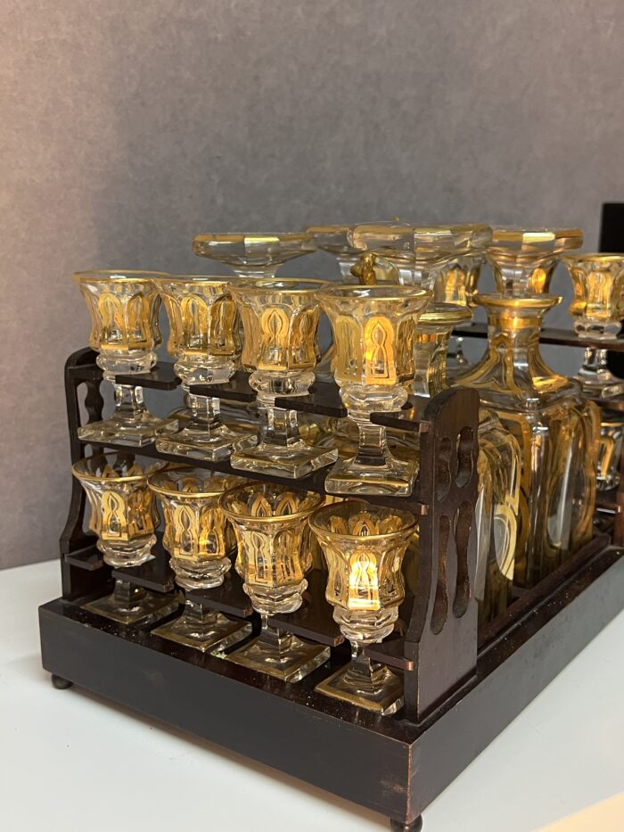 Cave à liqueur Napoléon III en bois de placage et cristal de Baccarat XIXe siècle